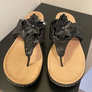 Black Floral Women's Sandals Clark. Size 8 1/2